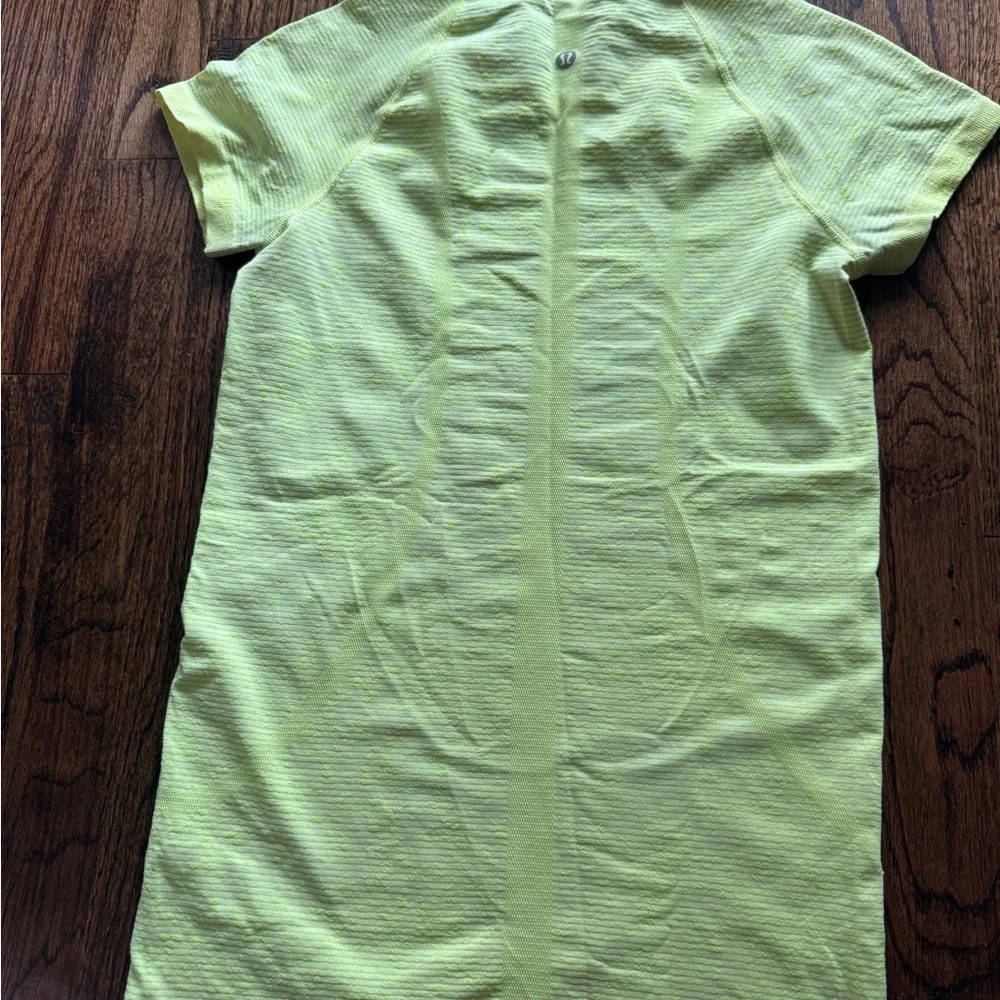 Lululemon Athletica Green Fitted Short Sleeve Tee - Picture 2 of 2